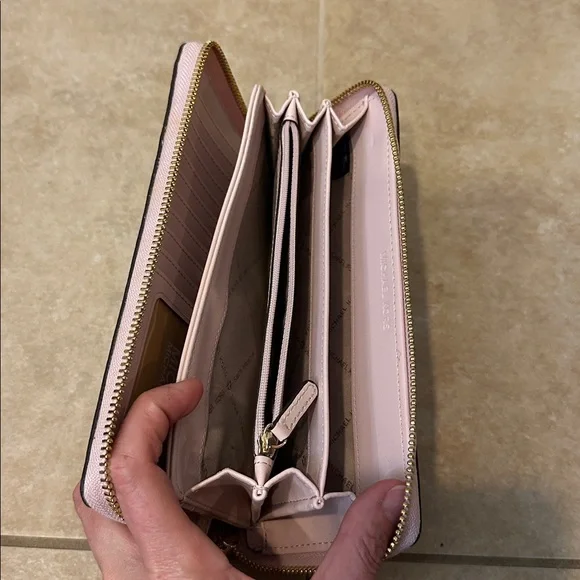 New Michael Kors Zip Around Wallet - Picture 5 of 5